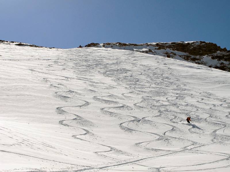 Die Abfahrt. Auf diesem Hang war noch Pulverschnee