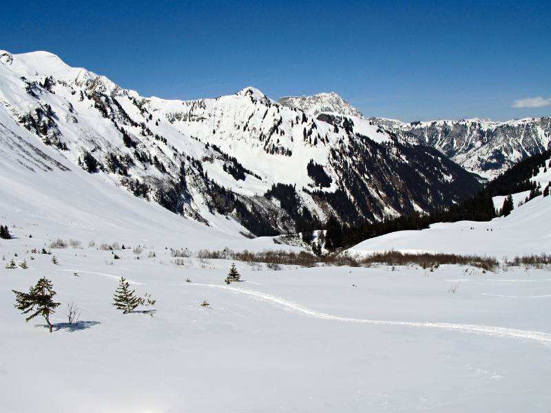 Chilei, weisse Kuppel links auf dem Foto ist Rauflihorn