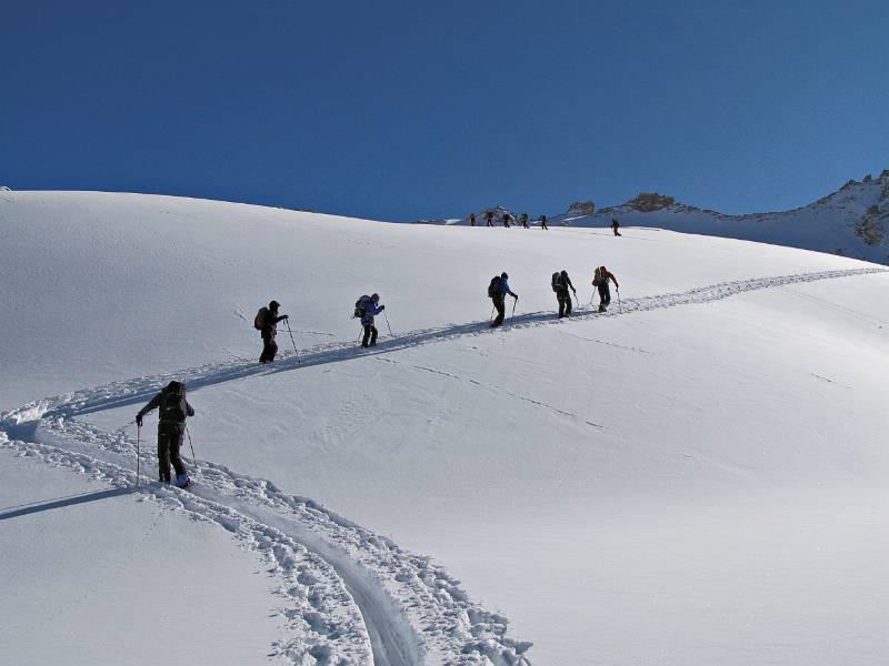 Tiefe Spuren im weisser Schnee