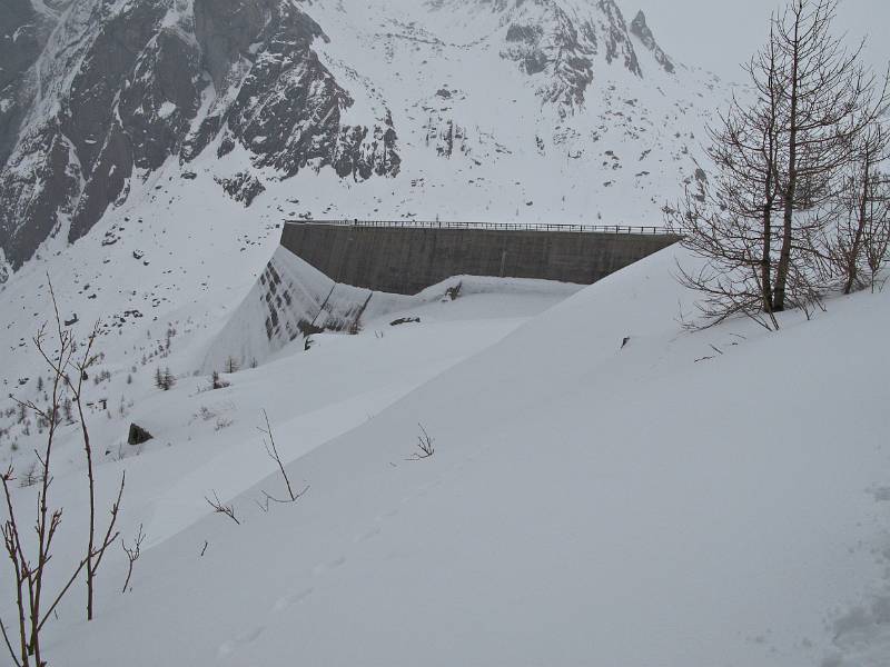 Aufstieg zur Albignahütte geht über Albinga Stauseemauer