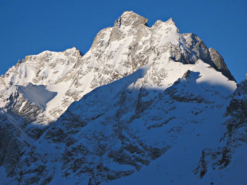 Die ersten Sonnenstrahlen auf Sciora-Gruppe. Blick von Albignahütte aus