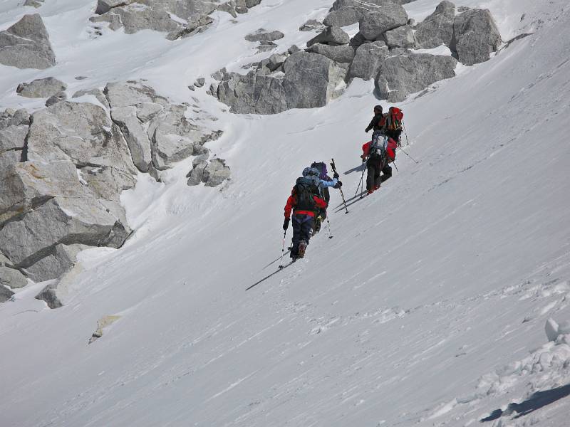 Nach dem Skidepot zu Fuss Richtung Felsen