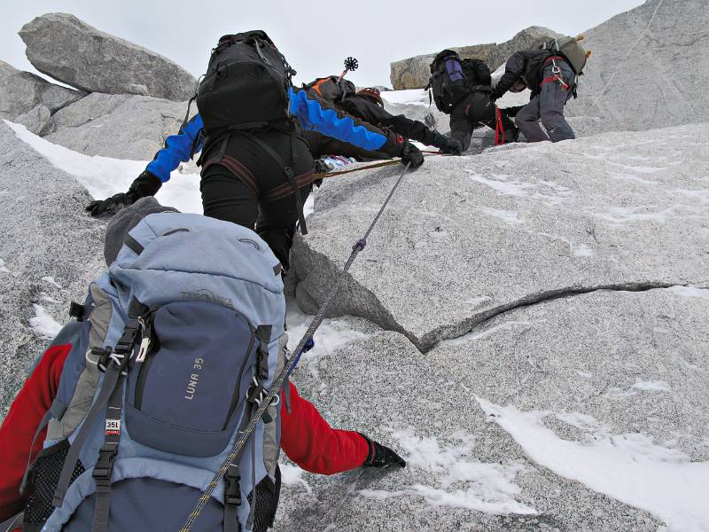 Mit Steigeisen über die Felsen