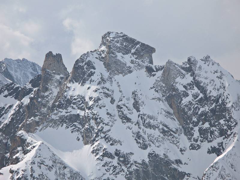 Verschneite Gipfel auf der anderen Seite des Tals