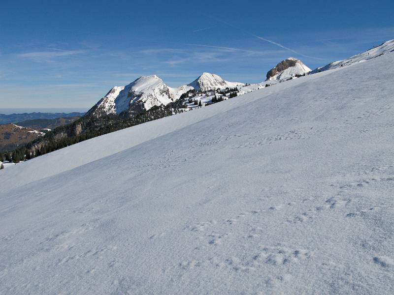 Schnee ist hart von Regen gepresst, an einigen Stellen vereist