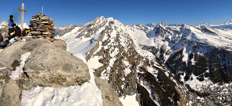 Panorama von Daubenhorn. Rinderhorn vorne und Bietschhorn im Hintergrund sind gut