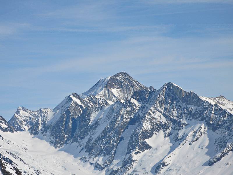 Lötschenlücke links und Aletschhorn in der Mitte. Blick vom Fuss des