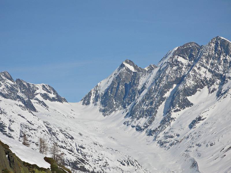 Lötschenlücke führt zum Grossen Aletschfirn. Links auf dem Schulter ist Hollandiahütte