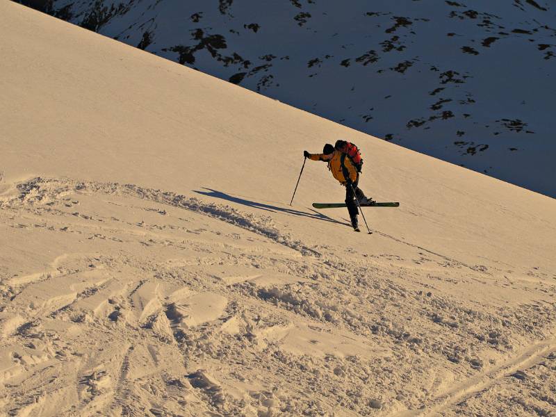 Stretchingübungen beim Aufstieg auf Gitzifurggupass