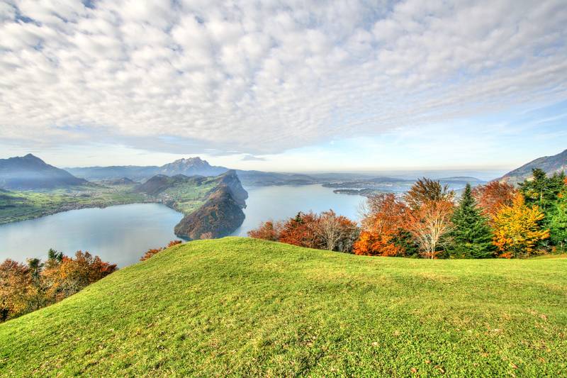 Blick vom Urmi auf Vierwaldstättersee. Ganz in der mitte ist Bürgenstock