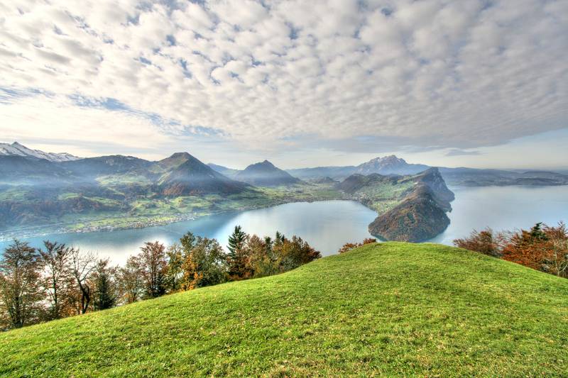 Vierwaldstättersee unter der Decke von schönen Wolken