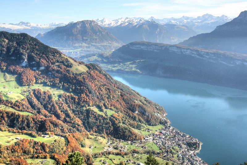 Gersau ist unten und weiter sind die weissen Berge von Uri