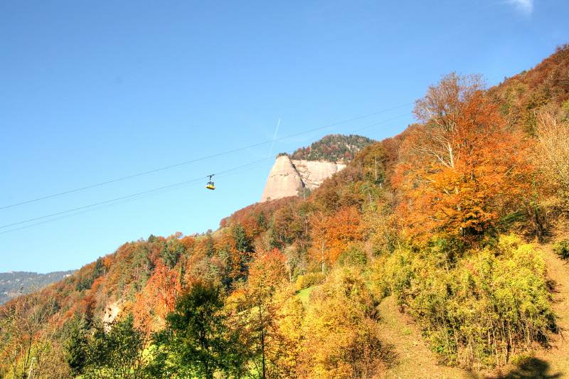 Die Bahn von Hinterbergen und die markanten Felsen oberhalb von Vitznau