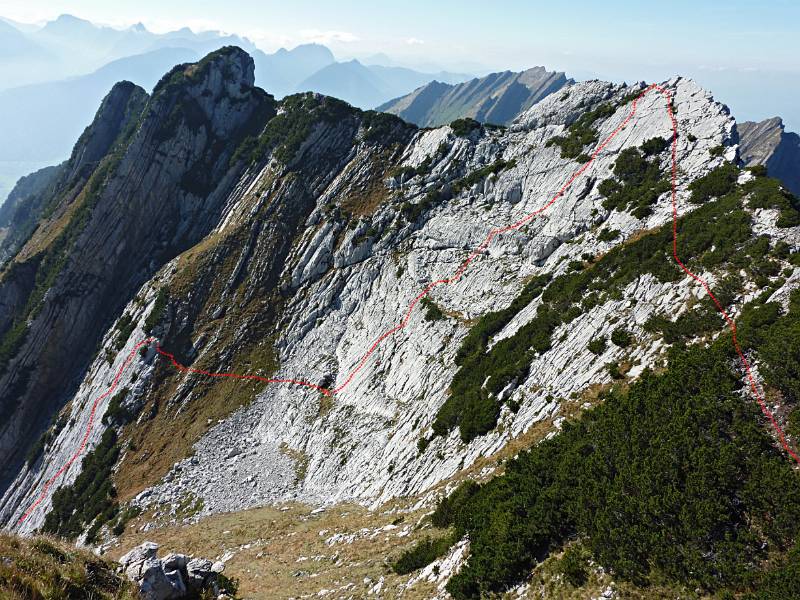 Ein Teil der unteren Platte, die obere Platte und der Wanderweg