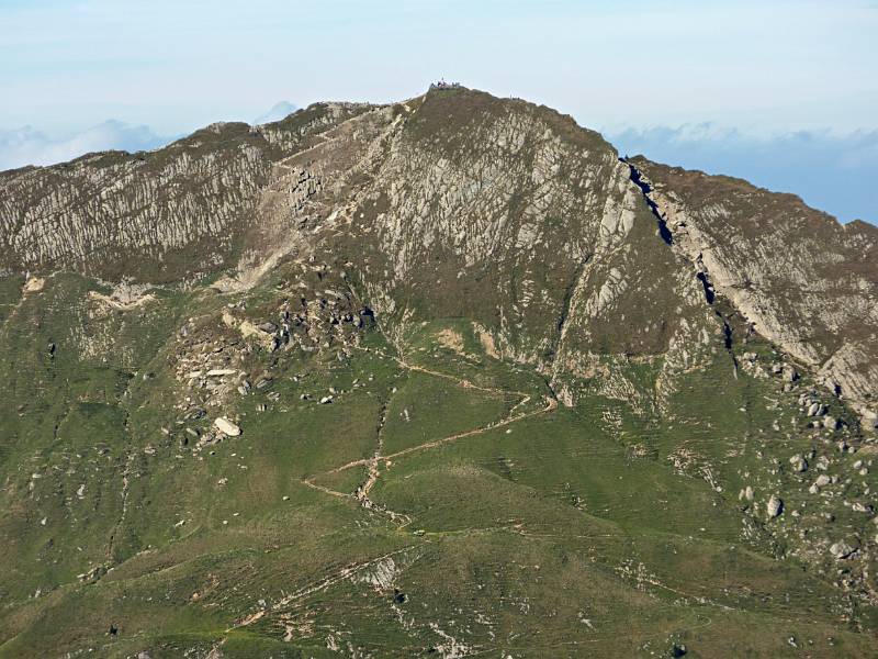 Der Berg gegenüber. Die Wanderroute ist schön zu sehen