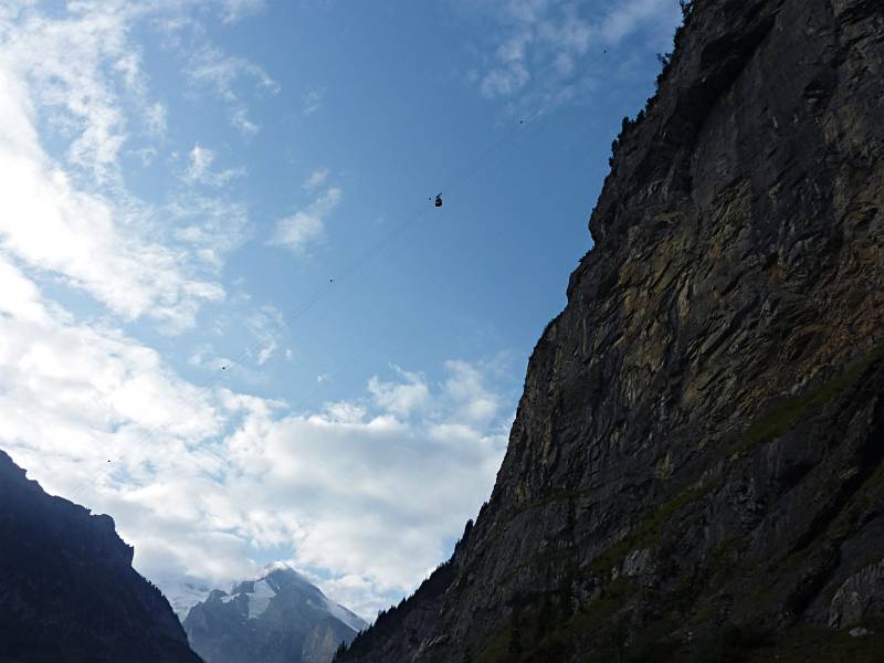 Die Kabine der Allmenalpbahn schwebt hoch im Himmel