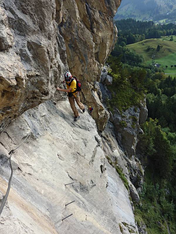 Schöner Spaziergang unter überhängenden Felsen