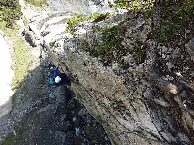 Schräg nach oben auf der steilen Wand