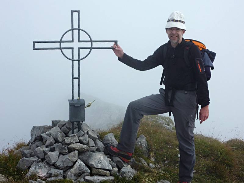 Auf dem Gipfel von Brünnelistock. Schöner Hitergrund aus Nebel