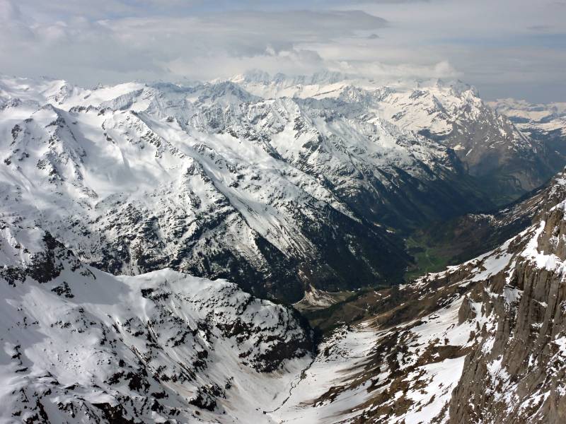 Wendental und weiter Gadmertal. Im Hintergrund sind die Berner Berge: von