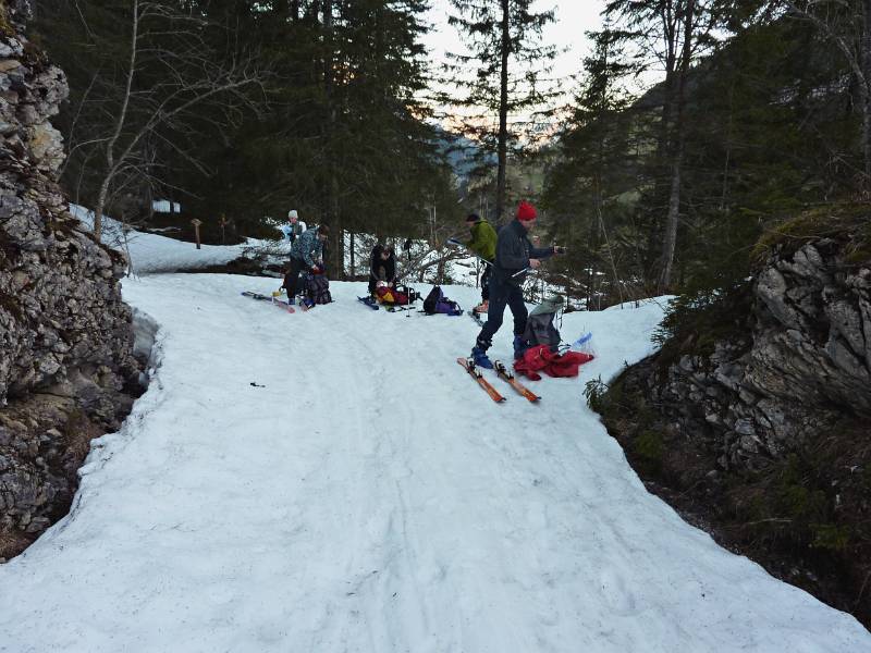 Ski anlegen. Oberhalb von Griesalp