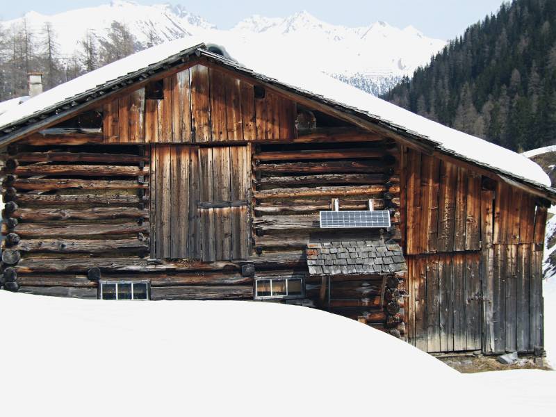 Moderner Stall mit Solaranlage