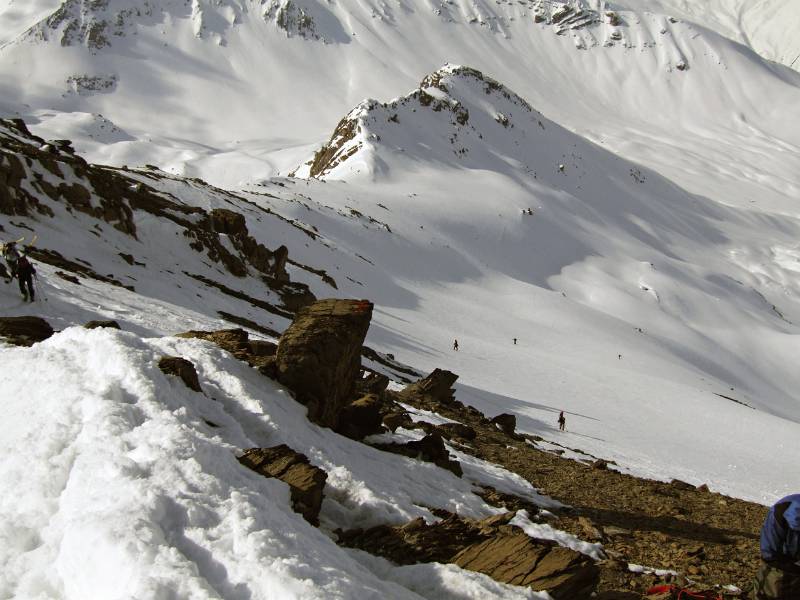 Der Gipfelgrat und rechts der Abfahrthang