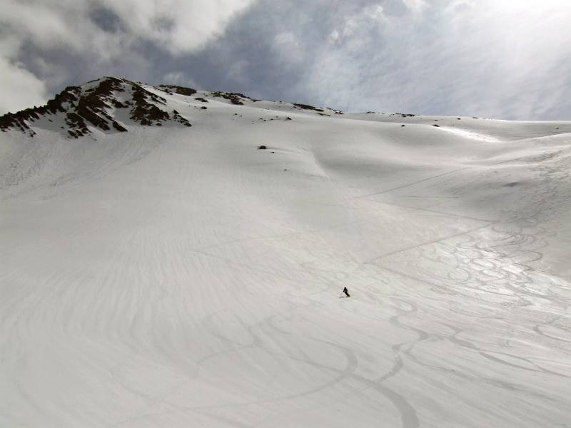 Schöner Sulzschnee und viel Platz in der Abfahrt