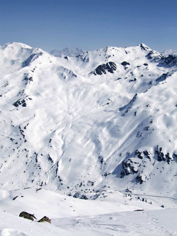 Blick auf Gorihorn gegenüber. Fast die ganze Skitourroute auf Gorihorn ist