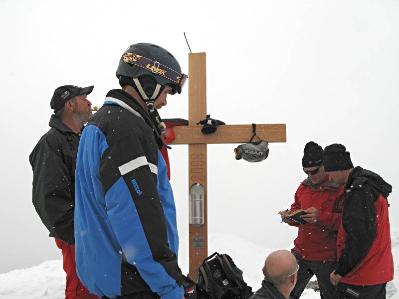 Das Gipfelkreuz und Eintrag ins Gipfelbuch