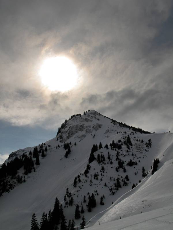 Sonne suche einen Weg zwischen den Wolken