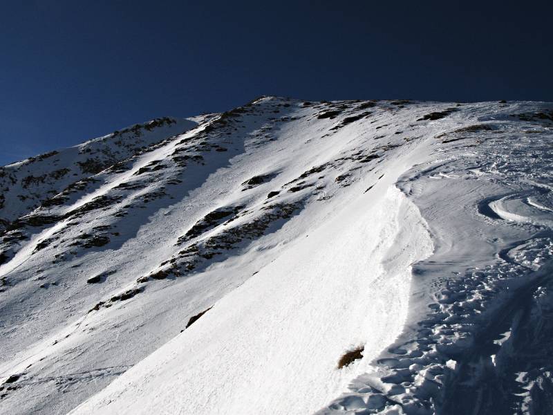 Der Gipfel von Honiesen in Sicht. Blick von Punkt 2122m auf