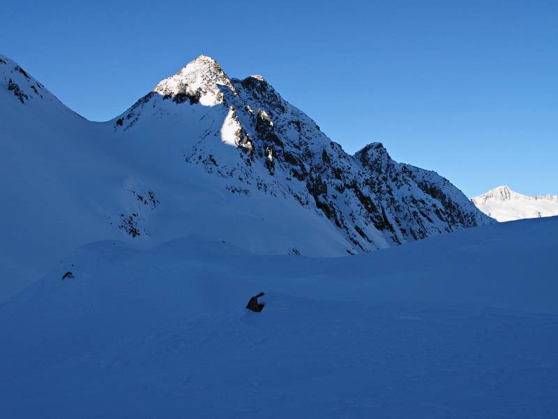 Morgensonne auf der Spitze des Gipfels. Blick vom Guspistal