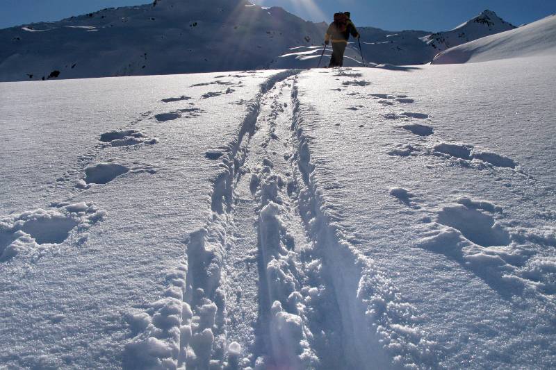 Pulver Schnee beim Aufstieg Richtung Passo Valletta