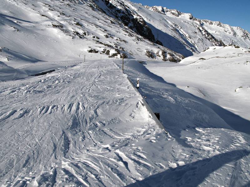 Gotthardpassstrasse ist mit Ski gut befahrbar