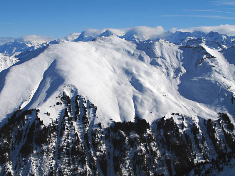 Breite Hänge von Honiesen