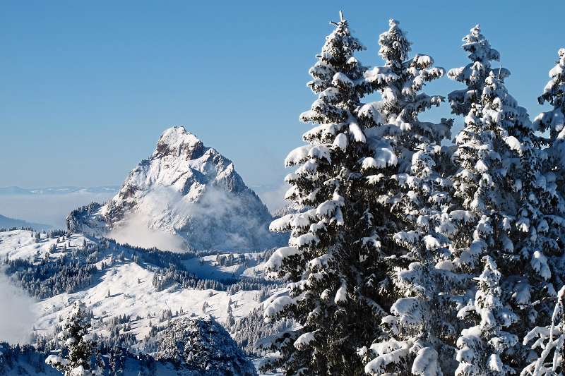 Gr. Mythen. Der Wanderweg ist bereits mit Schnee bedeckt