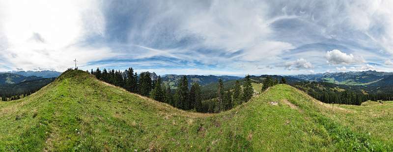 Panorama von Furggelenstock. Die beiden Mythen und Skigebiet Hoch-Ybrig sind schön