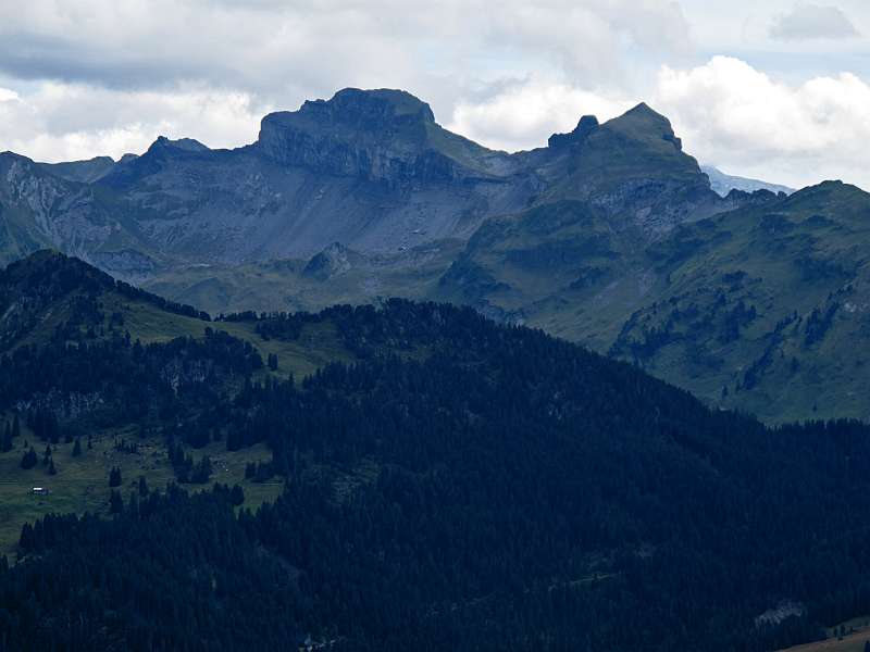 Drüsberg, leicht links von der Bildmitte (bereits besucht) und Forstberg rechts