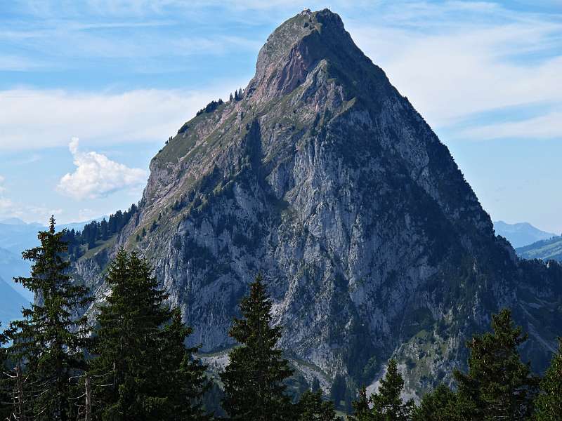 Gr. Mythen mit Hütte und Fahne auf dem Gipfel