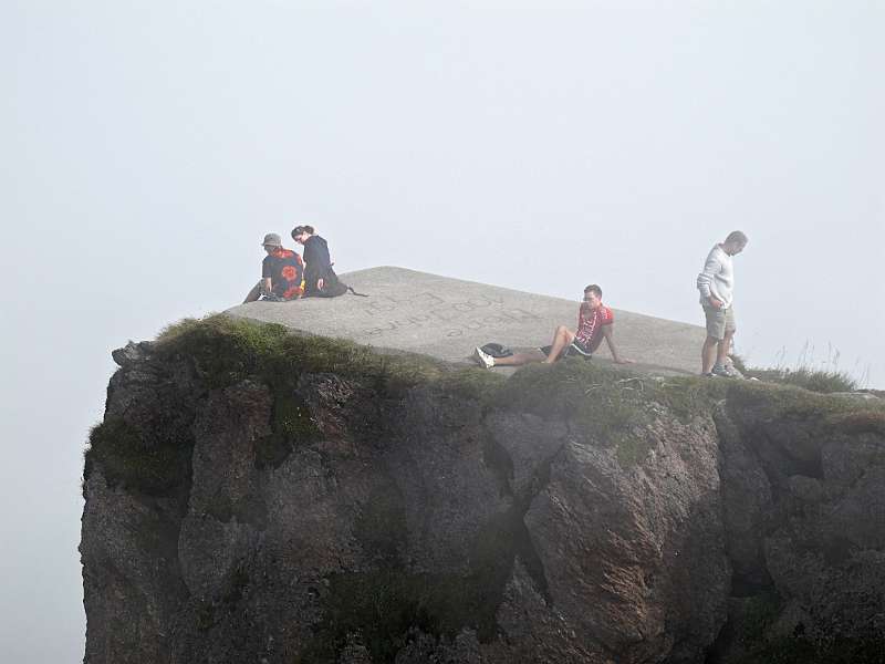 Plötzlich ist Nebel auf Heli-Landeplatz auf Gr. Mythen gekommen