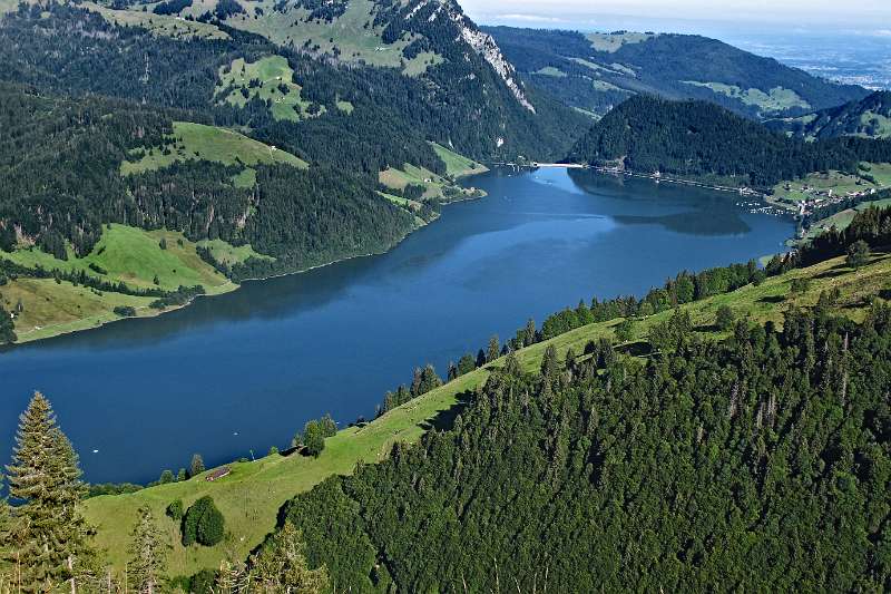 Der schöne Wägitalersee im Morgenlicht