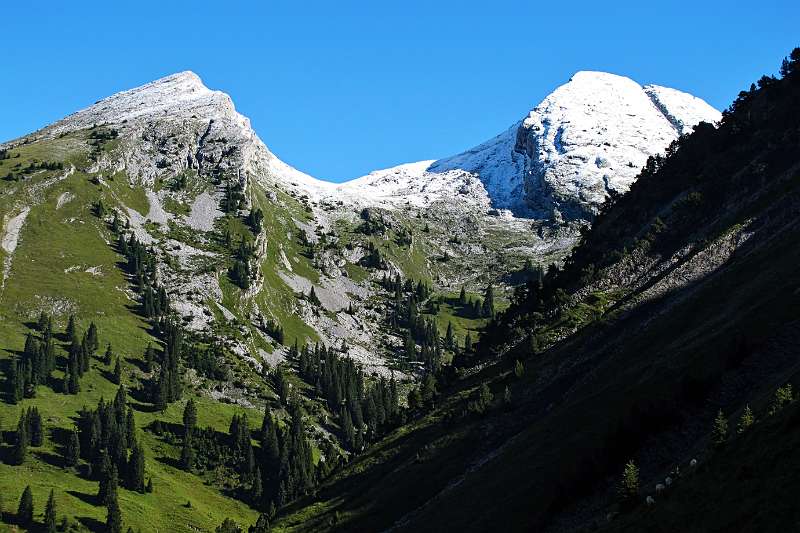 Mit erstem Schnee geschmückte Bergköpfe