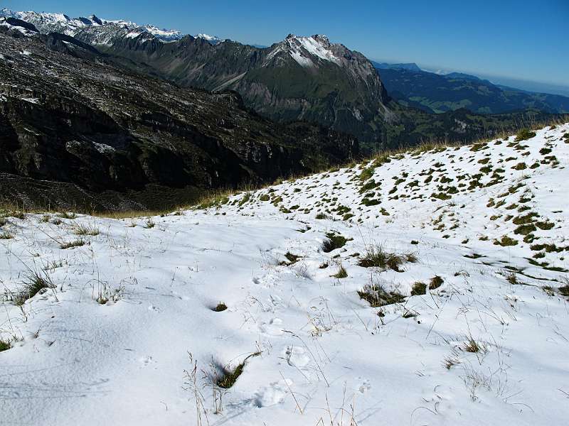 Und nun fängt mit Schnee bedeckter Wanderweg an