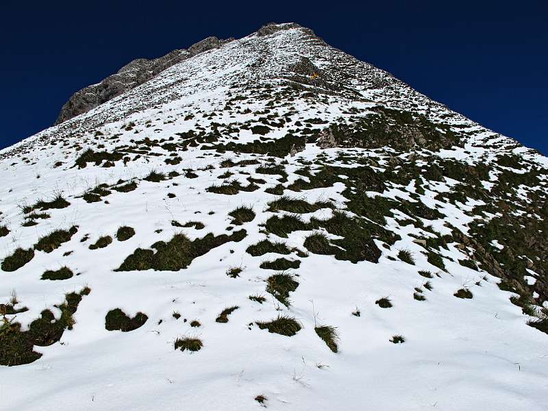 Der Gipfelturm von Zindlenspitz. Der unter Schnee versteckter Wanderweg führt mehr