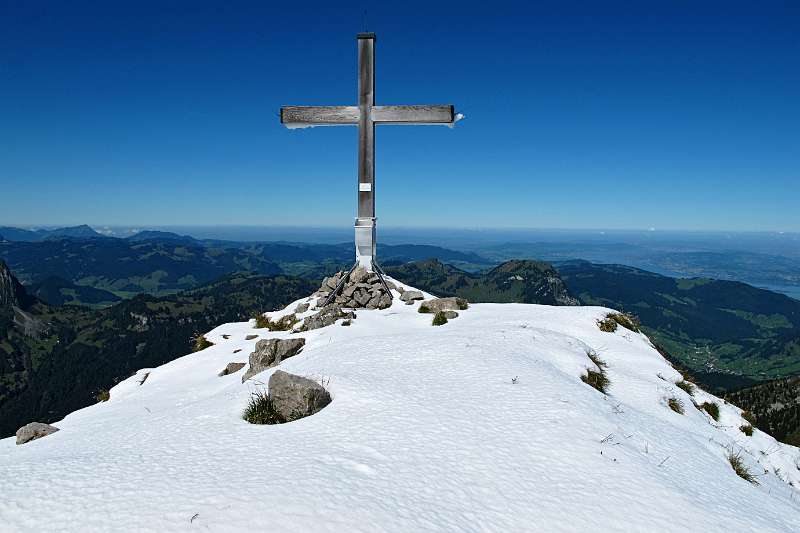 Das schöne Gipfelkreuz von Zindlenspitz mit herrlichen Aussichten bis nach Zürich