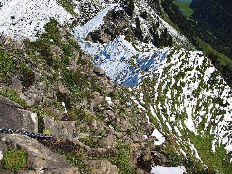 Steilerer Abstieg auf dem Grat, zum Glück noch zu steil für