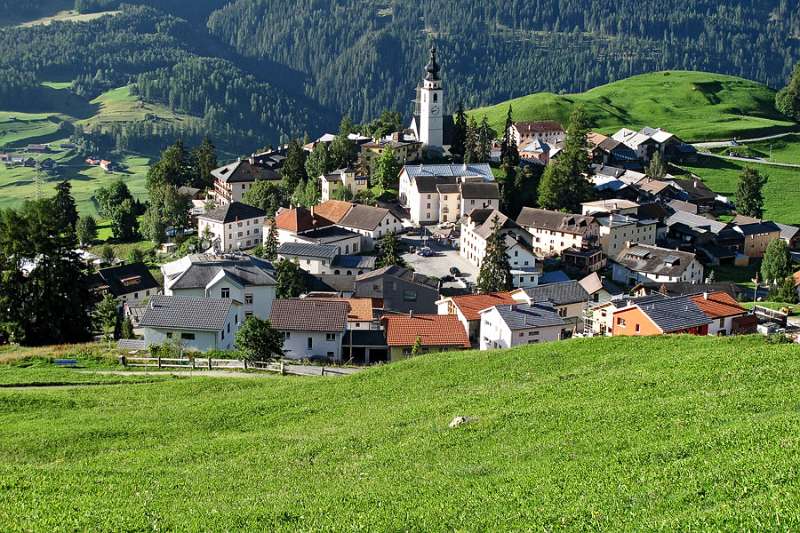 Kompaktes Dorf Ftan in Unterengadin