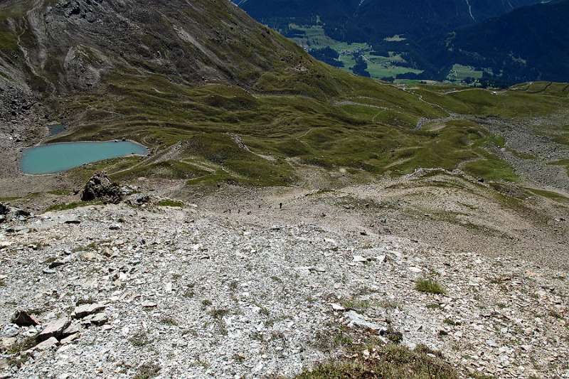 Blick zurück zur Aufstiegsroute, die über ziemlich steilen Hang zum Grat