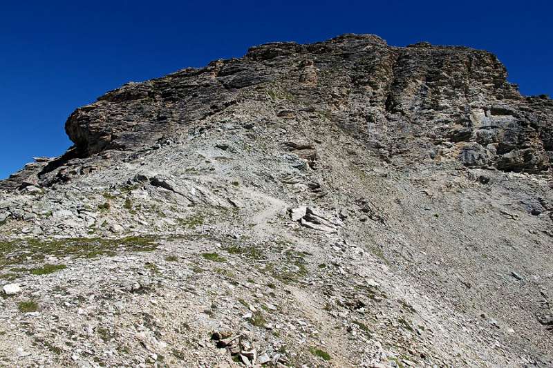 Der Felsenblock wird links über den Platten umgegangen